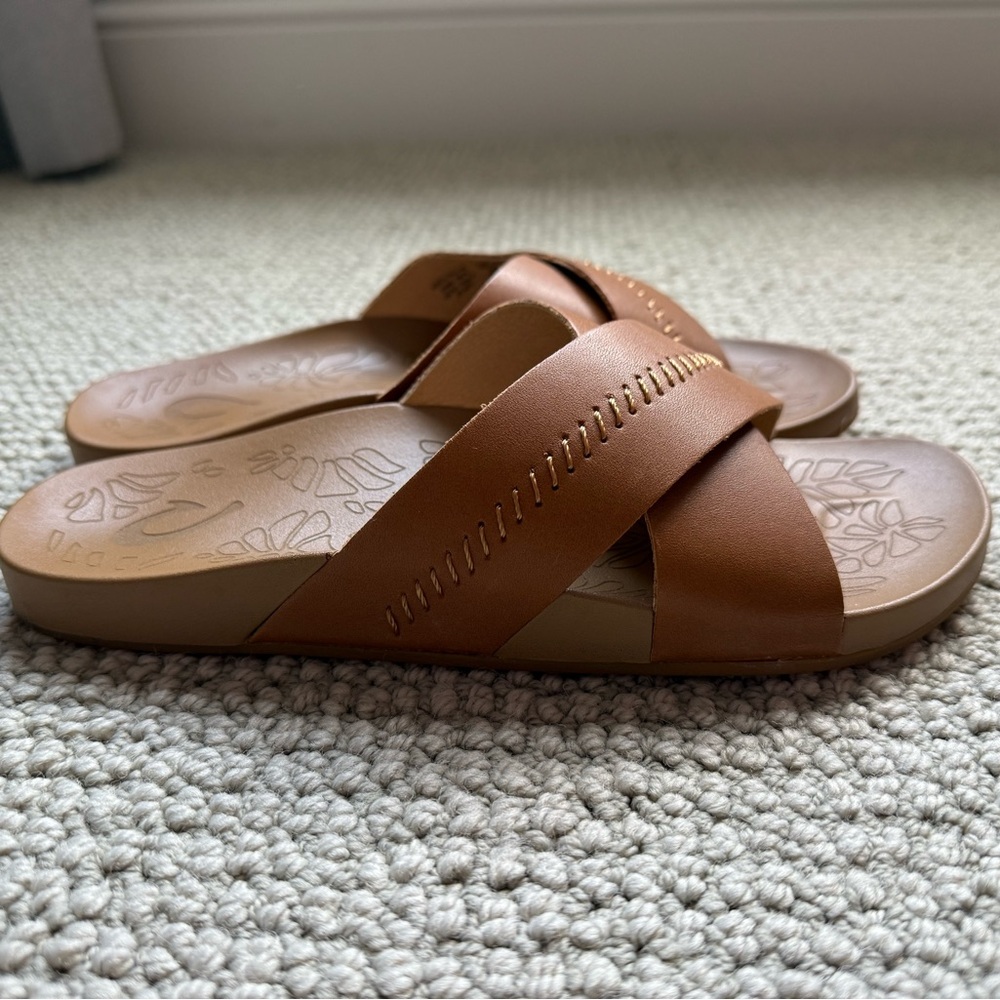 OluKai Kipe’a Olu Tan Leather Cross-Strap Sandals